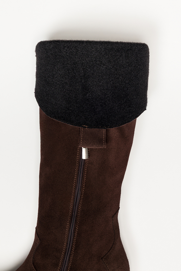 Czekoladowe kozaki skórzane damskie kowbojki zamszowe na ściętym klocku wycięta cholewka z ozdobnymi paskami PRODUKT POLSKI Casu 7000-496