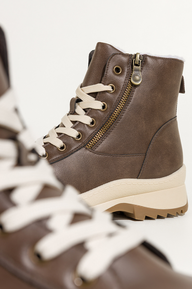 Brązowe botki damskie na bieżnikowanej elastycznej platformie ozdobny zamek na cholewce sznurowane Casu 1912-6