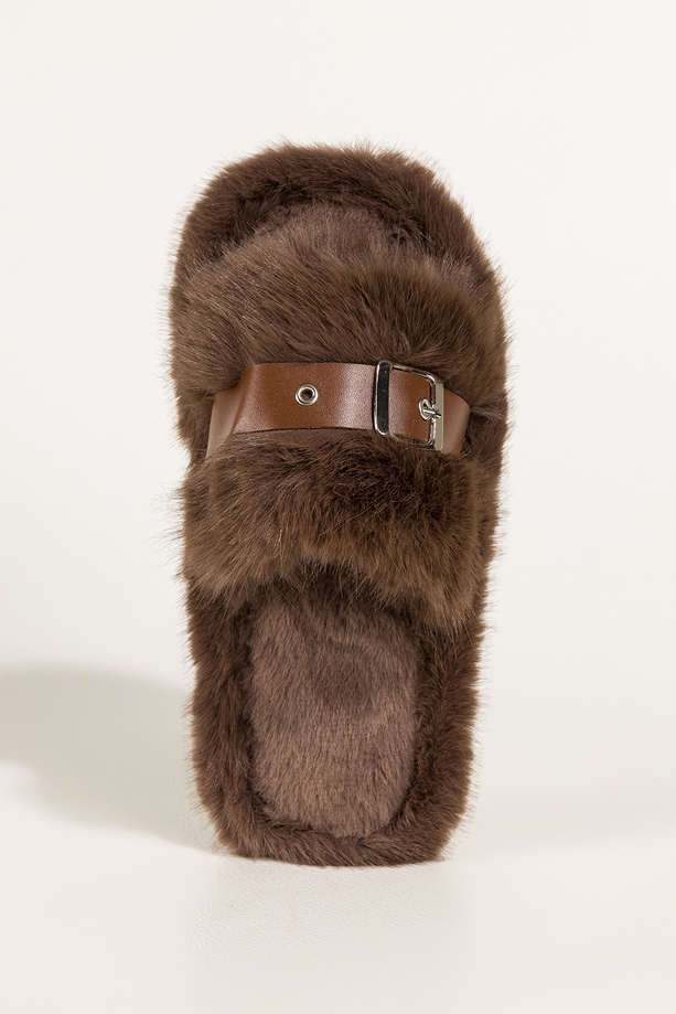 Brązowe kapcie damskie obuwie domowe futrzane brązowy pasek ze srebrną klamerką Casu NG-40