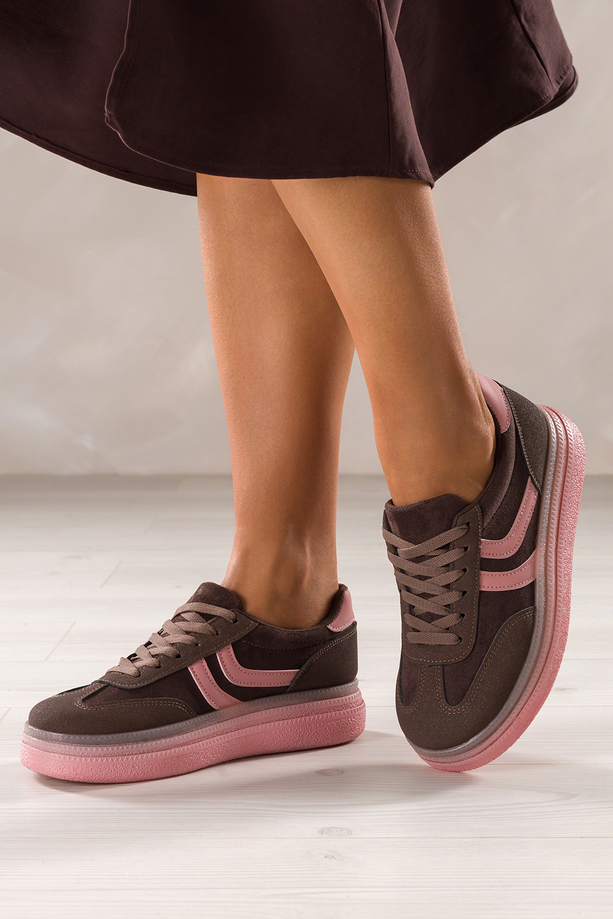 Brązowe sneakersy damskie buty sportowe na różowej platformie różowe wstawki sznurowane Carla 1000