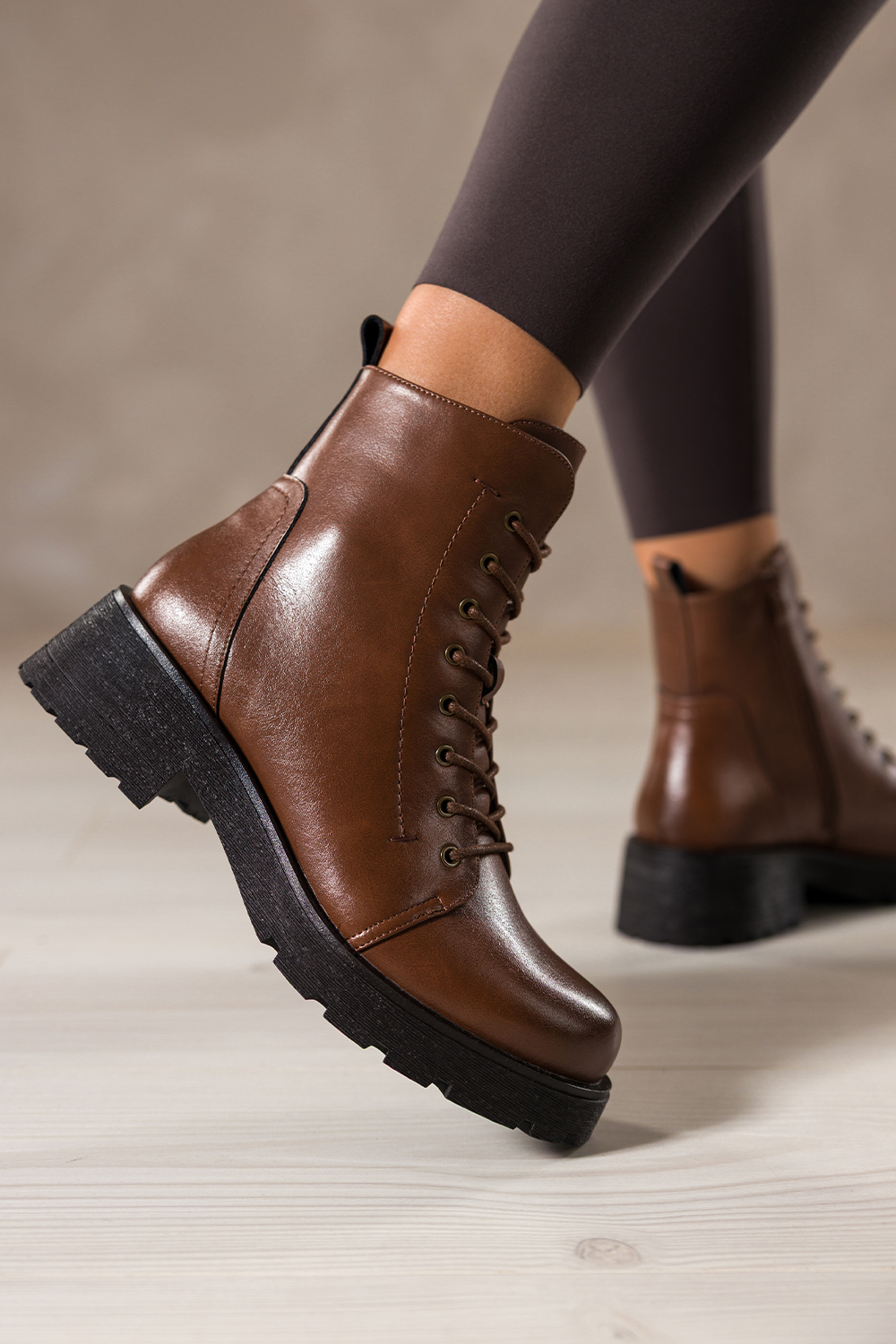 Brzowe botki skrzane damskie Sergio Leone na bienikowanej platformie ozdobne przeszycia na chole