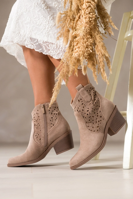 Beżowe botki damskie kowbojki ścięty obcas klocek ażurowa cholewka Carla S7477-7