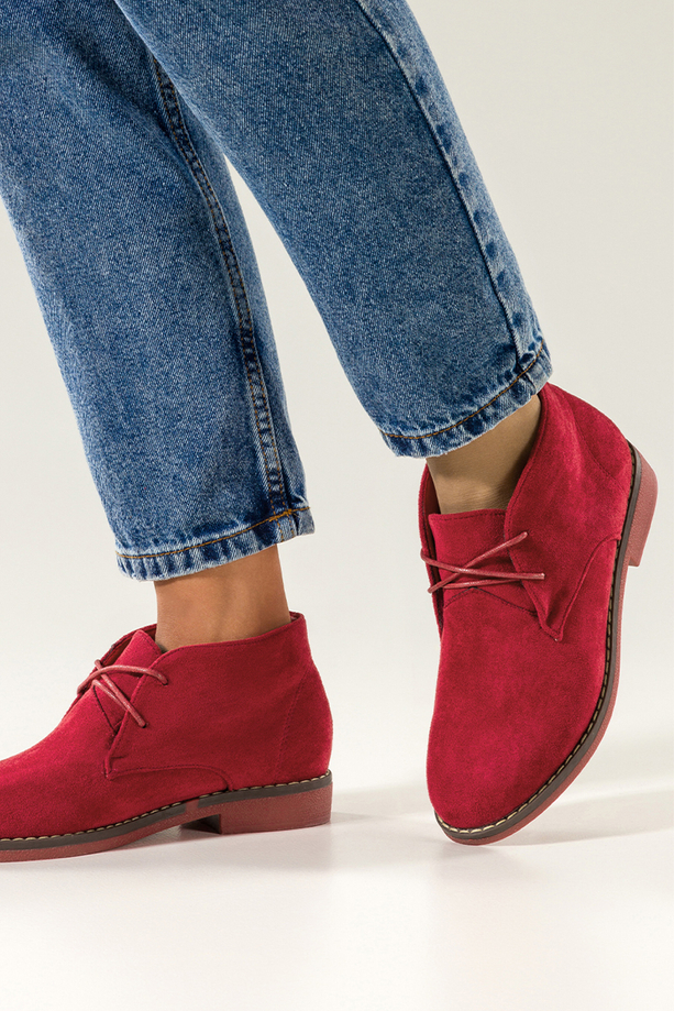 Czerwone botki damskie na płaskiej podeszwie z przeszyciami sznurowane Casu 8997-5