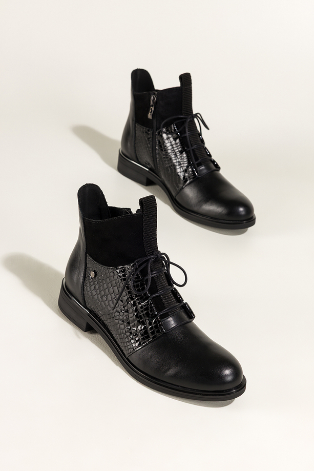 Czarne botki skórzane damskie płaskie wstawki lakierowane z wzorem wężowym sznurowane PRODUKT POLSKI Casu 39476