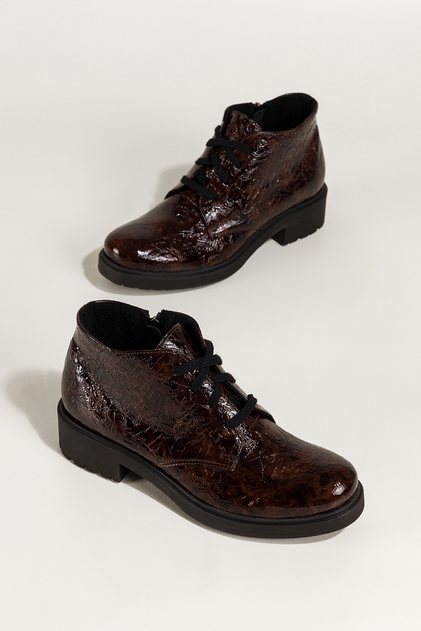 Brązowe botki skórzane damskie lakierowane z wzorem sznurowane PRODUKT POLSKI Casu 444