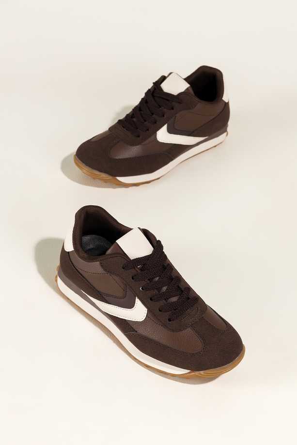 Czekoladowe sneakersy damskie buty sportowe na bieżnikowanej podeszwie sznurowane białe wstawki Casu WPY0178