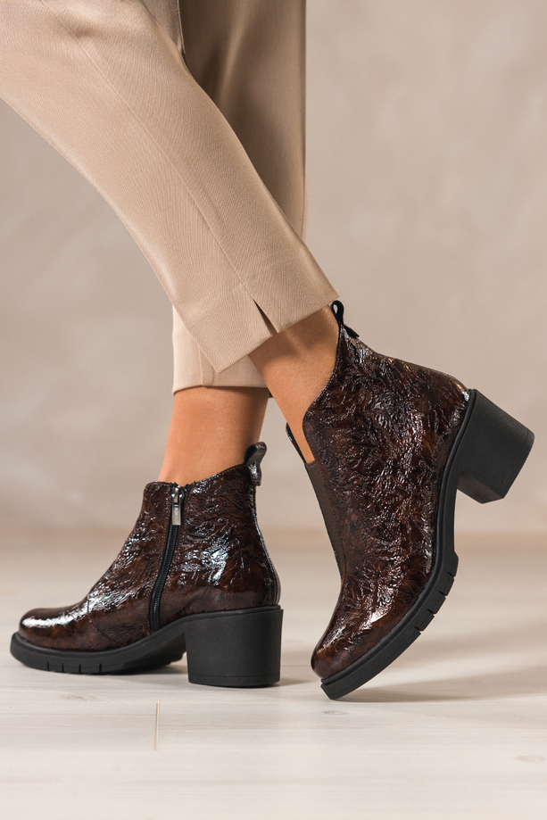 Brązowe botki skórzane damskie lakierowane z wzorem obcas klocek szeroka elastyczna guma na przodzie PRODUKT POLSKI Casu 376