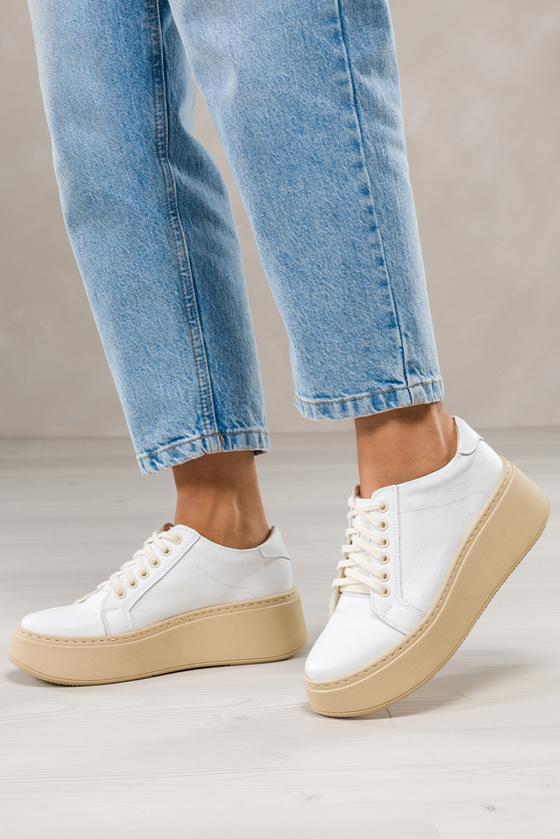 Białe sneakersy skórzane damskie creepersy sznurowane na beżowej platformie PRODUKT POLSKI Casu 516