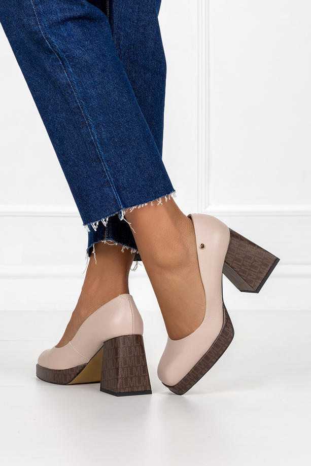 Beżowe czółenka skórzane damskie na ozdobnym klocku PRODUKT POLSKI Casu 2599-198-786