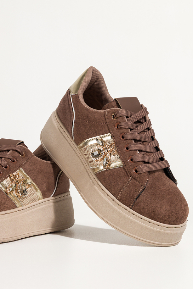 Brązowe sneakersy damskie buty sportowe na beżowej platformie złote dodatki owad z kryształkami sznurowane Carla X6067