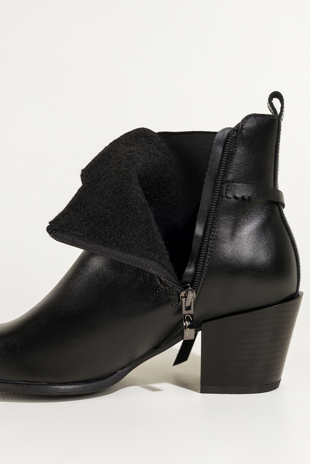 Czarne botki skórzane damskie kowbojki na ściętym klocku guma w cholewce pasek ze stalową ozdobą PRODUKT POLSKI Casu 39435