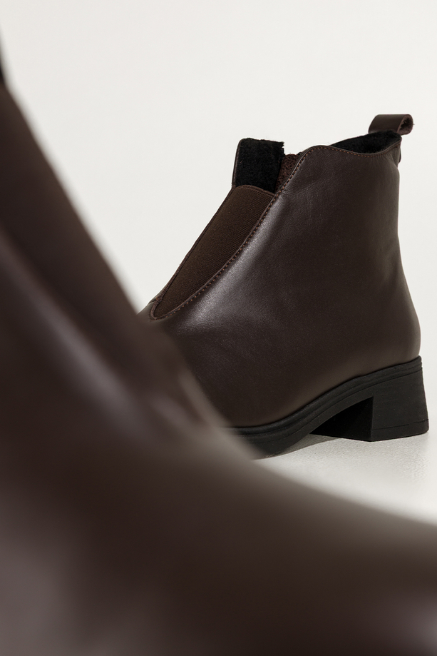Czekoladowe botki skórzane damskie na niskim obcasie wycięta cholewka z elastyczną gumą PRODUKT POLSKI Casu 380