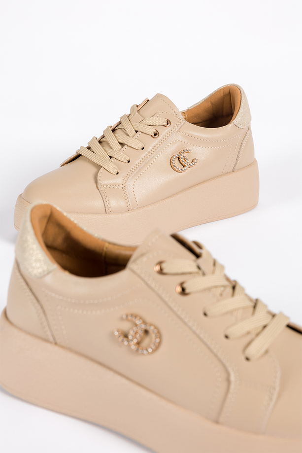 Beżowe sneakersy skórzane damskie creepersy na platformie złota ozdoba z cyrkoniami na cholewce sznurowane Carla 2339