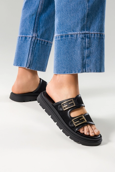 Czarne klapki damskie na bieżnikowanej platformie złota ozdoba Casu FL605-1