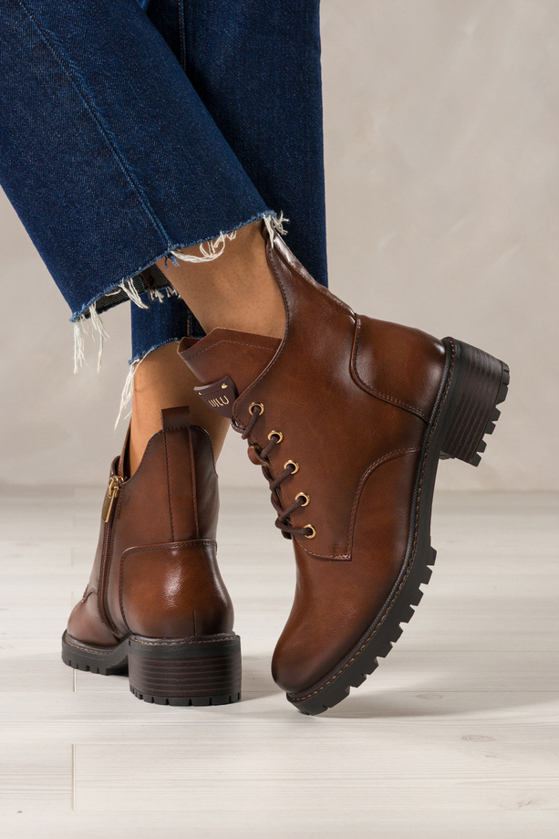 Brązowe botki damskie z wyciętą cholewką na bieżnikowanej podeszwie brązowa ozdoba na języku Casu CB340-7