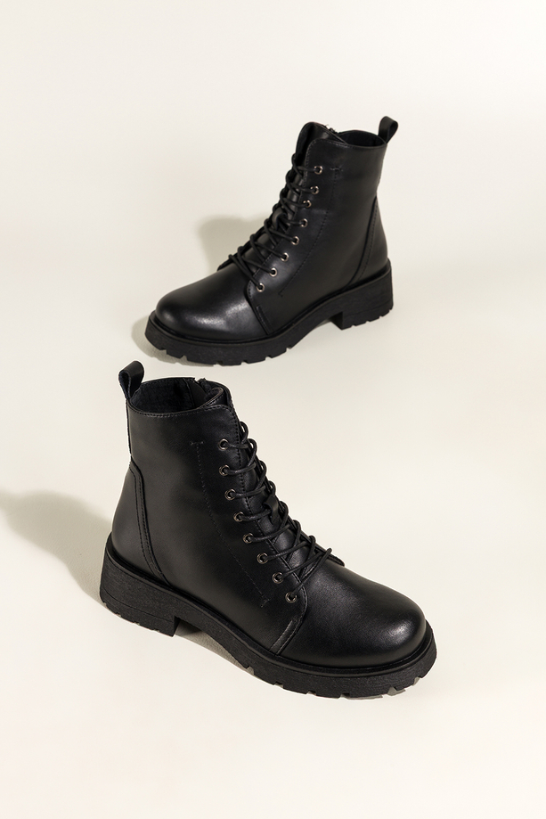 Czarne botki skórzane damskie Sergio Leone na bieżnikowanej platformie ozdobne przeszycia na cholewce sznurowane GI74295-H