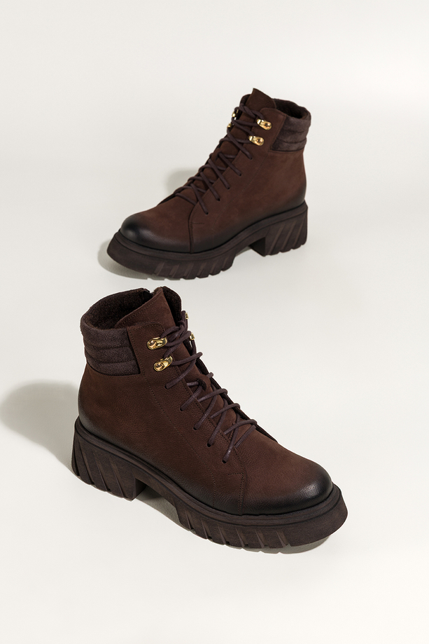 Czekoladowe botki skórzane damskie nubukowe na bieżnikowanej czekoladowej podeszwie sznurowane PRODUKT POLSKI Casu 8097