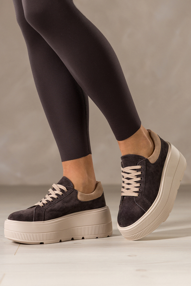 Czekoladowe sneakersy skórzane damskie buty sportowe na grubej żłobionej podeszwie beżowe wstawki sznurowane Carla TW-OC8923