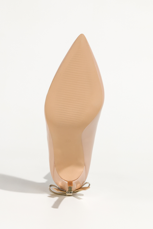 Beżowe czółenka damskie szpilki lakierowane złoty obcas z kokardą Carla BQB077