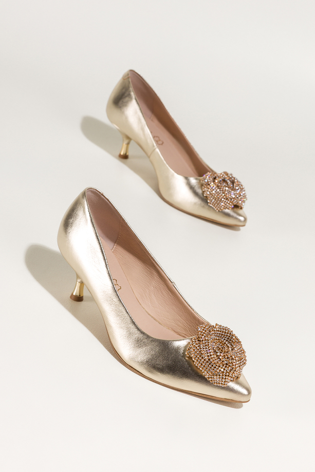 Złote czółenka skórzane damskie kwiat z cyrkoniami niski obcas kieliszek  PRODUKT POLSKI Casu 6926-296