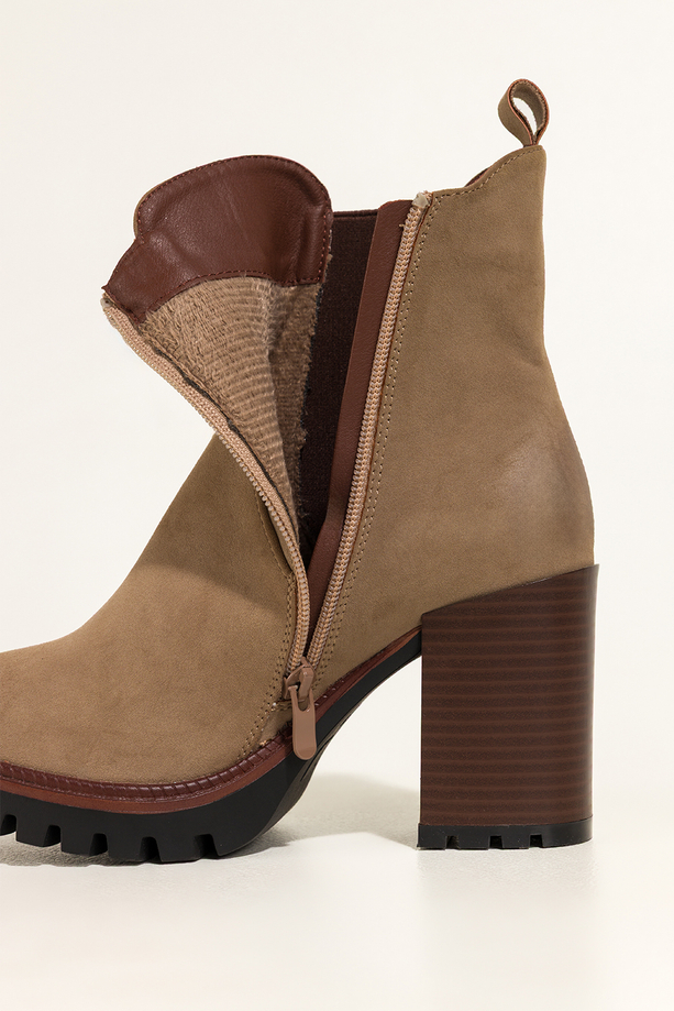 Beżowe botki damskie na szerokim słupku brązowa guma w cholewce Carla N260