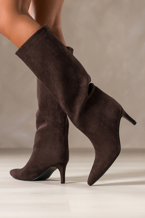 Czekoladowe kozaki damskie z zamszu ekologicznego na szpilce przed kolano szeroka cholewka Carla OZ6876