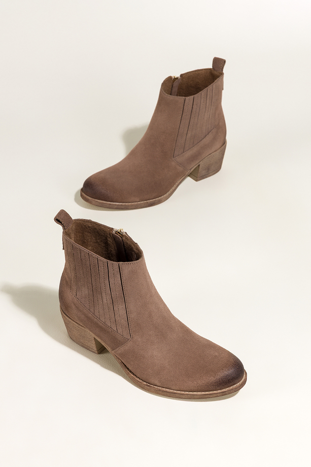 Ciemnobeżowe botki skórzane damskie kowbojki na szerokim ściętym klocku guma w cholewce PRODUKT POLSKI Casu 39455