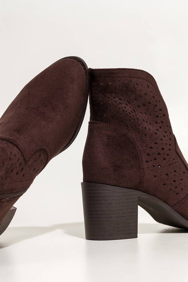 Czekoladowe botki damskie ażurowe na słupku wycięta cholewka Carla S749-3