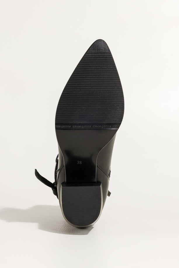 Czarne botki skórzane damskie kowbojki na ściętym klocku guma w cholewce pasek ze stalową ozdobą PRODUKT POLSKI Casu 39435