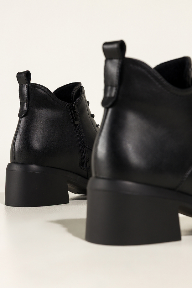 Czarne botki skórzane damskie Sergio Leone na szerokim klocku wycięta cholewka sznurowane YG74560-H