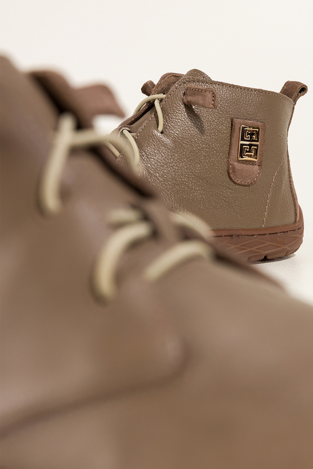 Ciemnobeżowe botki barefoot skórzane damskie szerokie na elastycznej płaskiej podeszwie złota ozdoba elastyczne sznurówki PRODUKT POLSKI Casu 69927