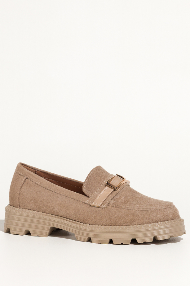 Beżowe mokasyny damskie półbuty na bieżnikowanej platformie ozdobny pasek ze złotą klamrą Casu G339K