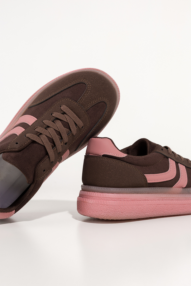Brązowe sneakersy damskie buty sportowe na różowej platformie różowe wstawki sznurowane Carla 1000
