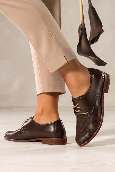 Czekoladowe półbuty skórzane damskie z wzorkiem płaskie złota ozdoba sznurowane PRODUKT POLSKI Casu 5761-SLTO H