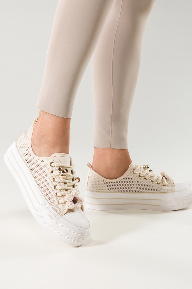 Kremowe trampki damskie ażurowe sneakersy na platformie sznurówka z kwiatem i ozdobami Carla QY880-8
