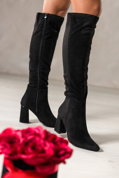 Czarne kozaki damskie na szerokim ozdobnym słupku guma w cholewce Casu D25WX5-BM