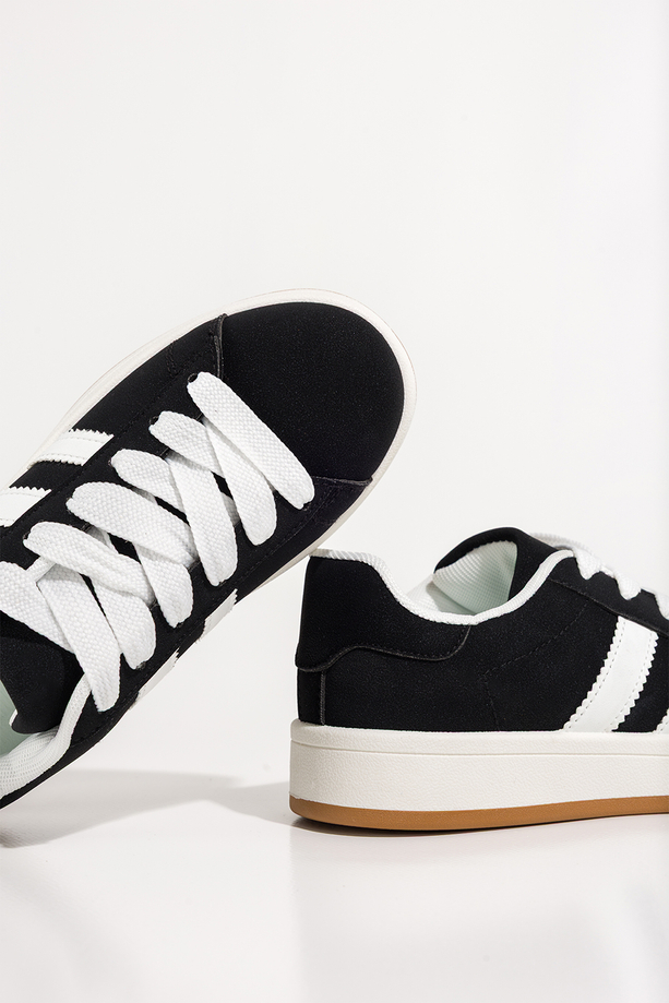 Czarne sneakersy damskie buty sportowe na platformie sznurowane białe wstawki Casu 77632-1