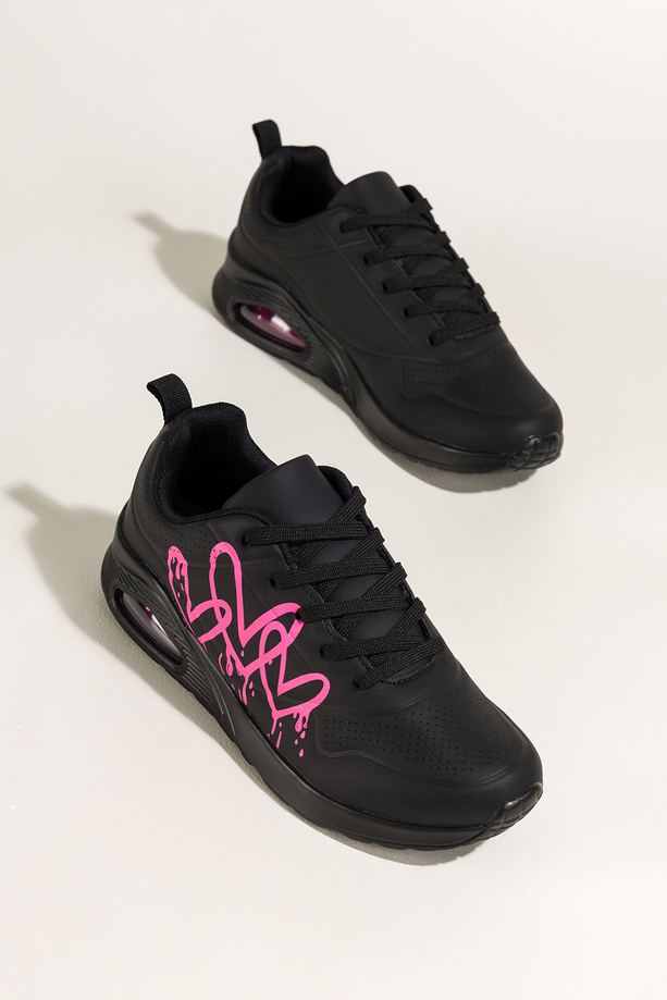 Czarne sneakersy damskie buty sportowe na koturnie różowe serca na cholewce sznurowane Casu 0992-8
