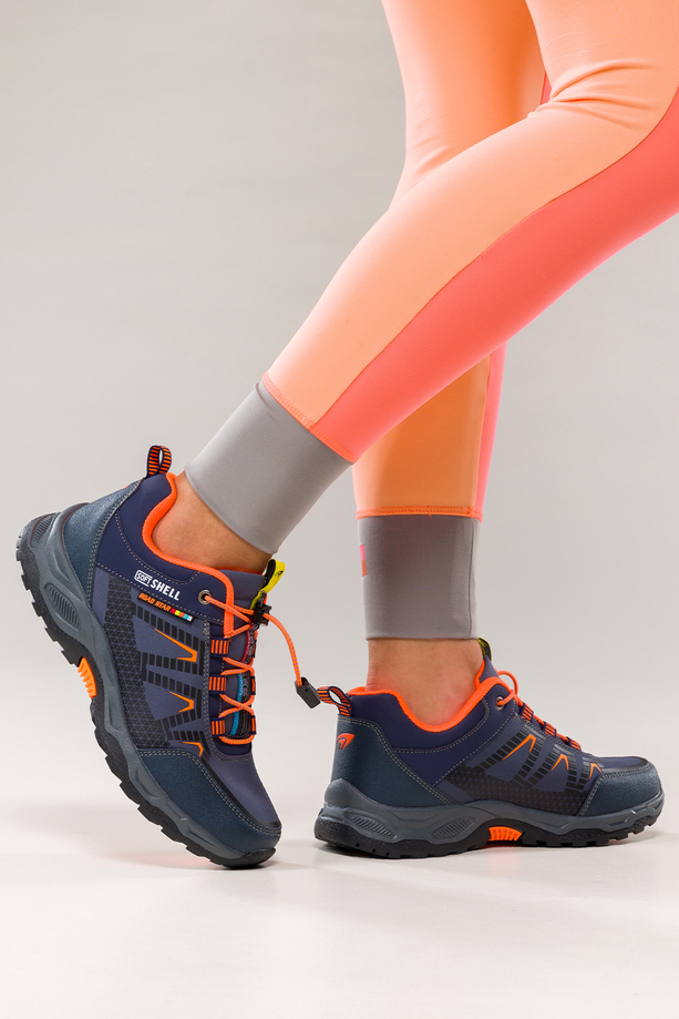 Granatowe buty trekkingowe damskie buty sportowe na bieżnikowanej podeszwie z regulowaną elastyczną sznurówką pomarańczowe wstawki softshell Casu 2213-5W