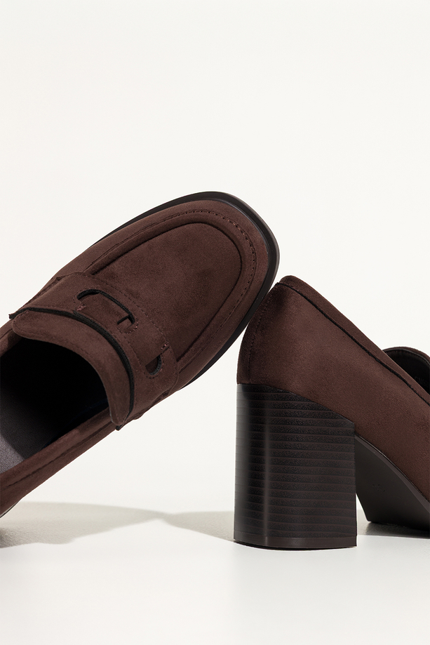 Czekoladowe mokasyny damskie półbuty na słupku ozdobny pasek na cholewce Carla 0715
