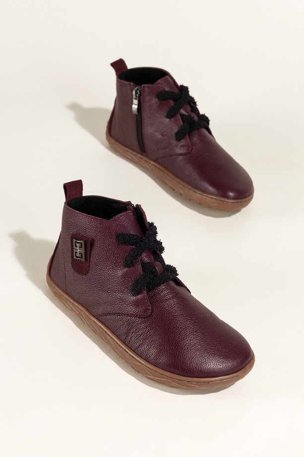 Bordowe botki barefoot skórzane damskie szerokie na elastycznej płaskiej podeszwie stalowa ozdoba puszyste sznurówki PRODUKT POLSKI Casu 69928