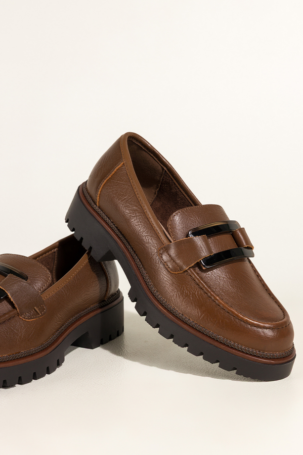 Brązowe mokasyny skórzane damskie Sergio Leone na bieżnikowanej podeszwie czarna ozdoba na cholewce NP74833-H