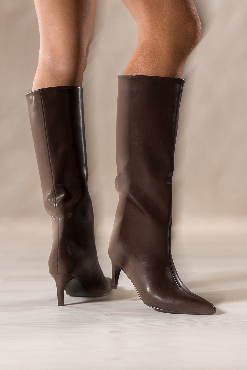 Czekoladowe kozaki damskie na szpilce przed kolano szeroka cholewka Carla OZ6877