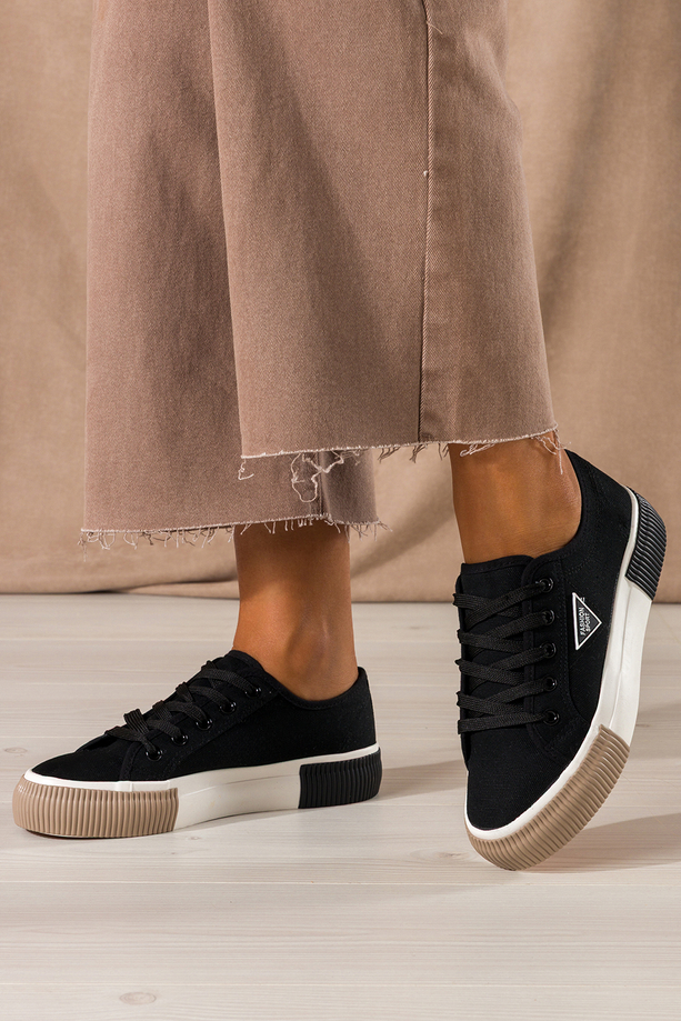 Czarne trampki damskie sneakersy na platformie z ozdobą sznurowane Carla QY835