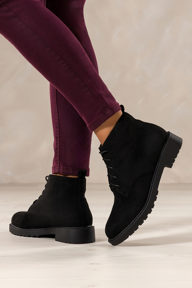 Czarne botki damskie na żłobionej podeszwie sznurowane Casu 8998-8