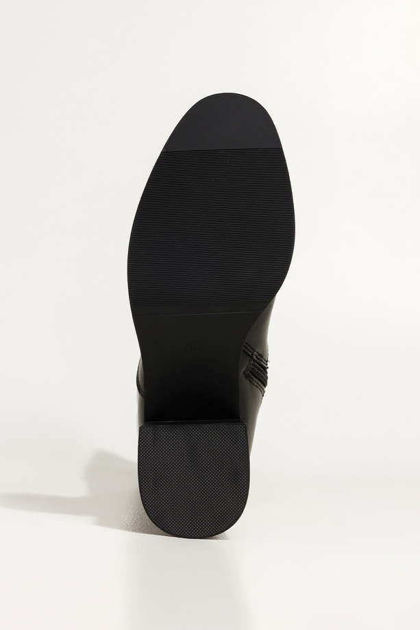 Czarne kozaki damskie obcas klocek ozdobny pasek ze stalową klamrą Casu D787-8