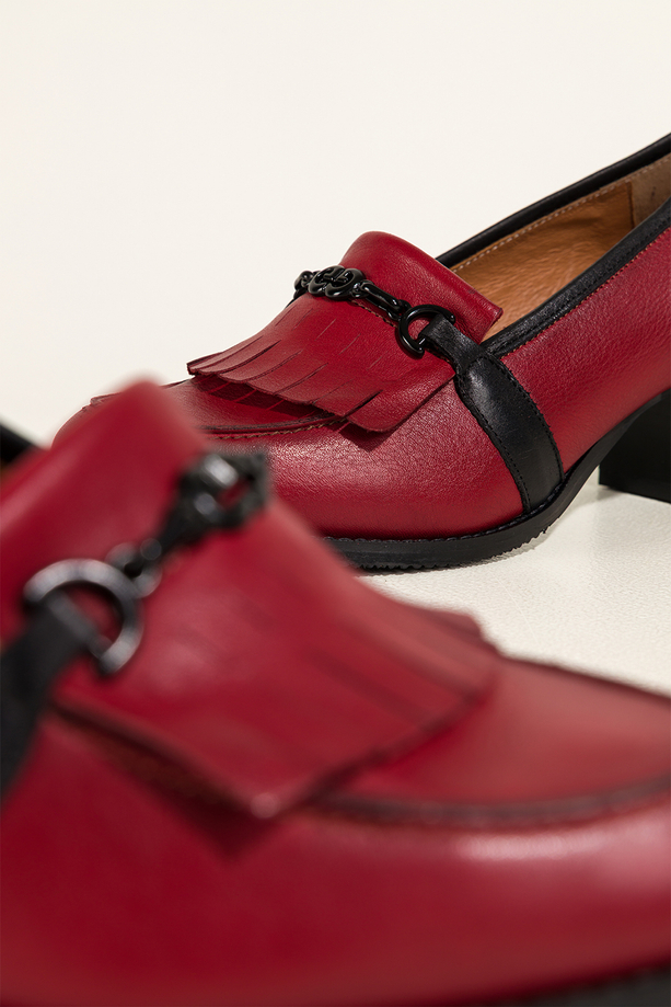Czerwone mokasyny skórzane damskie na słupku z frędzlami i czarną sprzączką PRODUKT POLSKI Casu 6952-702-449