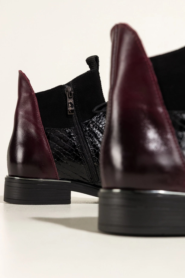 Bordowe botki skórzane damskie płaskie wstawki lakierowane z wzorem wężowym sznurowane PRODUKT POLSKI Casu 39476