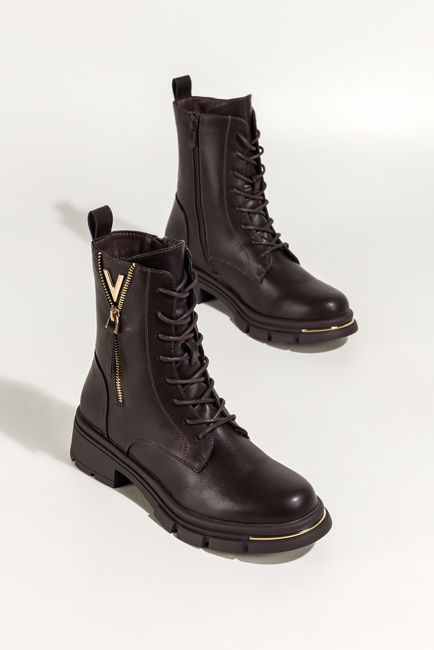 Czekoladowe botki damskie na niskim klocku cholewka z ozdobnym zamkiem złota ozdoba sznurowane Casu S7562Y