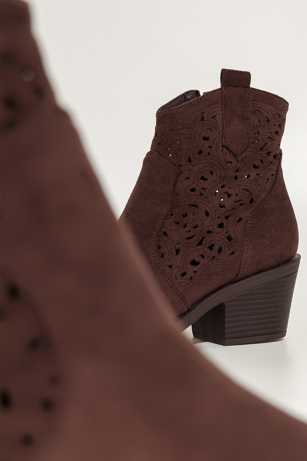 Czekoladowe botki damskie kowbojki ścięty obcas klocek ażurowa cholewka Carla S7477-3